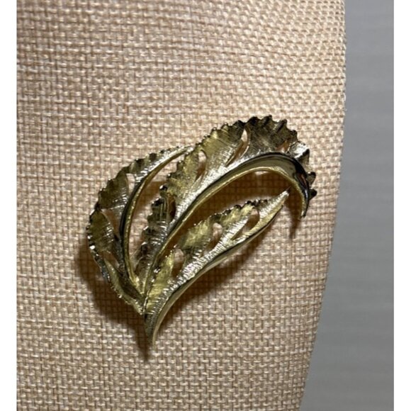 Vintage Gold Tone Leaf Brooch Pin Elegant Filigree Design 2.5 Inches Long - Picture 2 of 5